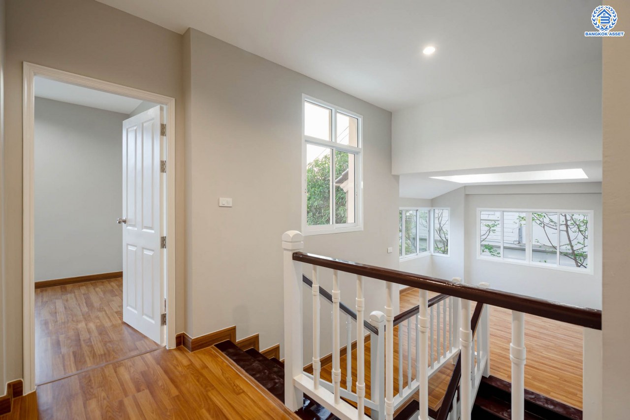 บ้านมือสองตกแต่งใหม่ โครงการ ธนาสิริ รัตนาธิเบศร์ เนื้อที่ 54.7 ตร.ว. ดีไซน์ตอบทุกไลฟ์สไตล์ ฟังก์ชัน 3 ห้องนอน 3 ห้องน้ำ จอดรถได้ 1 คัน บนทำเลติดถนนรัตนาธิเบศร์ เชื่อมต่อหลายเส้นทาง ใกล้รถไฟฟ้าสายสีม่วง "สถานีบางรักใหญ่" และจุดขึ้นทางด่วน "ศรีรัช"